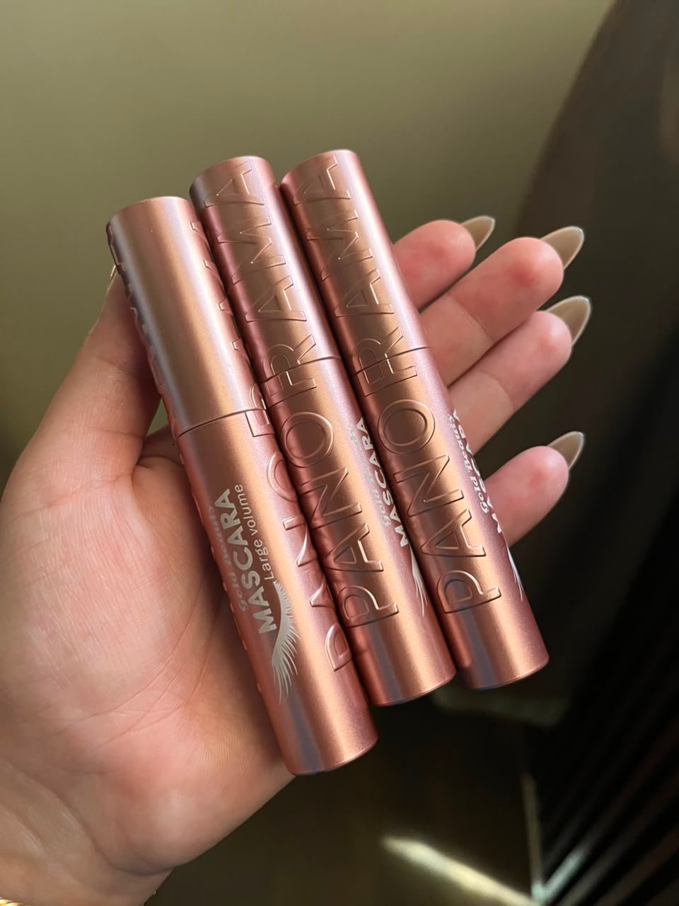 Gold beauty mascara